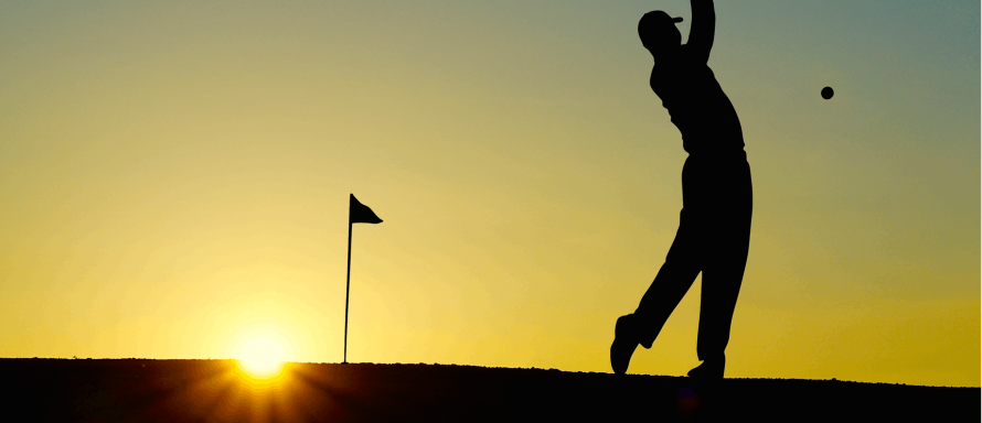 Golfare i solnedgången
